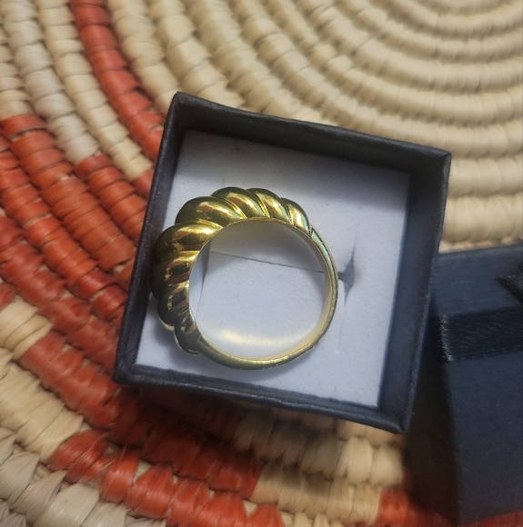 Womans Ring Fashion Accessory Jewelry - Picture 3 of 4